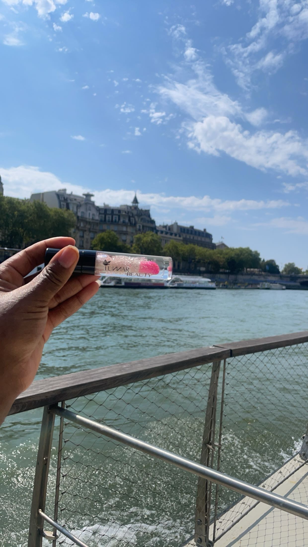 Colour changing lip gloss